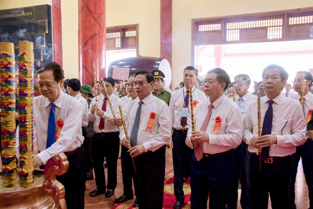 Trưởng ban Tuyên giáo Trung ương Nguyễn Trọng Nghĩa cùng Nguyên lãnh đạo Đảng, Nhà nước dâng hương đền thờ Bác Hồ.