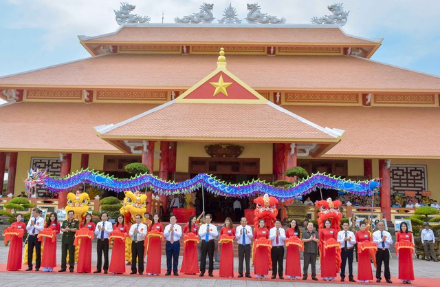 Các đại biểu cắt băng khánh thành khu chứng tích chiến tranh Rừng tràm Bang Biện Phú và đền thờ Anh hùng liệt sỹ huyện Vĩnh Thuận.