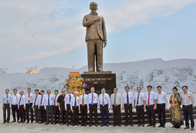 Bí thư Trung ương Đảng, Trưởng ban Tuyên giáo Trung ương Nguyễn Trọng Nghĩa cùng Nguyên lãnh đạo Đảng, Nhà nước và các đại biểu chụp ảnh lưu niệm trước bức tượng đồng Chủ tịch Hồ Chí Minh.