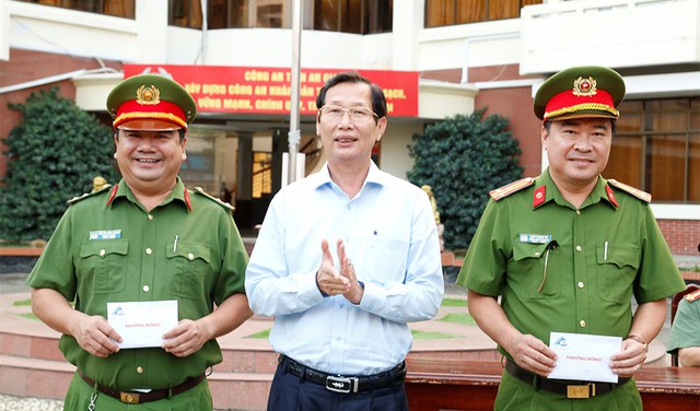 Phó Chủ tịch thường trực UBND tỉnh An Giang Lê Văn Phước trao thưởng nóng của UBND tỉnh cho 2 tập thể.