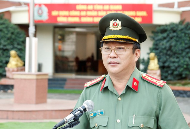 Đại tá Lâm Phước Nguyên, Giám đốc Công an tỉnh phát biểu chỉ đạo tại lễ chào cờ.