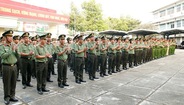 Lãnh đạo các Phòng và CBCS thuộc Công an tỉnh tham gia lễ chào cờ