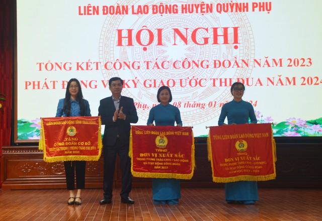 Thái Bình: Công đoàn huyện Quỳnh phụ nhận cờ đơn vị xuất sắc của Tổng LĐLĐ Việt Nam- Ảnh 1.