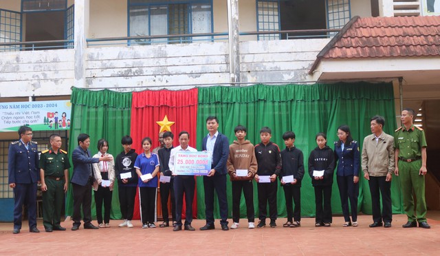 Đắk Lắk: Cục Quản lý thị trường trao hơn 50 suất học bổng cho học sinh nghèo vượt khó- Ảnh 1.