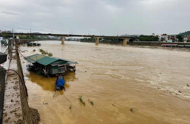 Hiện nước sông hồng vẫn lên cao.