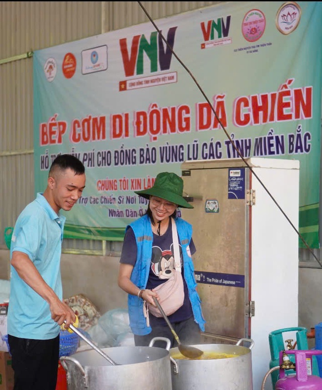 Bếp cơm di động dã chiến ấm tình người vũng lũ- Ảnh 1.