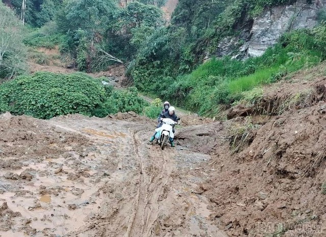 Mưa lớn khiến việc lưu thông tại nhiều địa phương gặp khó khăn.