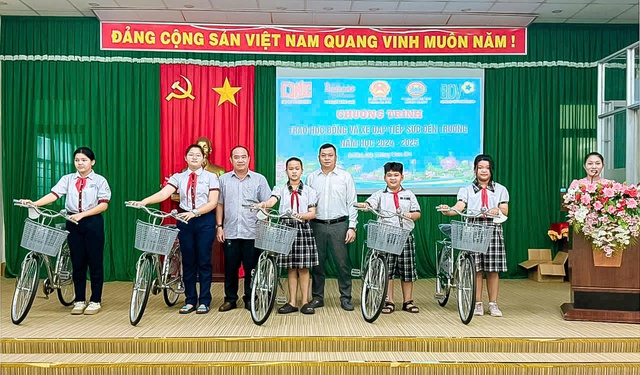 Cần Thơ: Phòng khám ĐK Đông Nam Á trao 50 suất sữa cho người cao tuổi hoàn cảnh khó khăn- Ảnh 4.