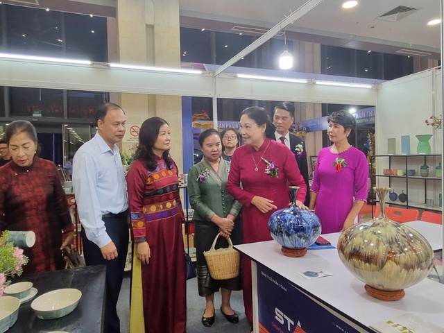 Hanoi Gift Show 2024: Thúc đẩy xuất khẩu và phát triển bền vững ngành thủ công mỹ nghệ Việt Nam- Ảnh 2.