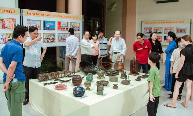 Hậu Giang: Thăm, tặng quà Hội Đoàn kết sư sãi yêu nước tỉnh dịp Lễ Sene Dolta- Ảnh 2.