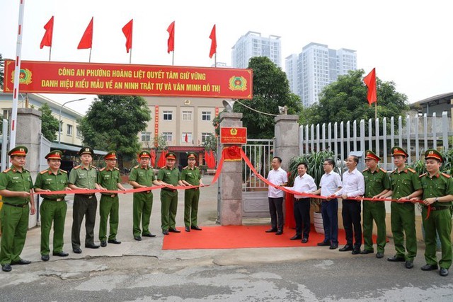 Quận Hoàng Mai: Gắn biển “Công an phường kiểu mẫu về ANTT và văn minh đô thị”- Ảnh 1.