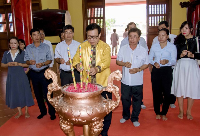 Kiên Giang: Nghệ nhân Trương Đình Chiếu trao tặng bộ đàn đá làm từ đá núi lửa- Ảnh 1.