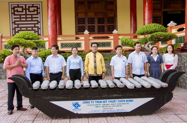 Kiên Giang: Nghệ nhân Trương Đình Chiếu trao tặng bộ đàn đá làm từ đá núi lửa- Ảnh 2.