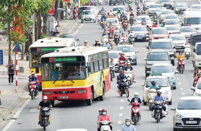 TP. Hà Nội sẽ hạn chế phương tiện giao thông gây ô nhiễm môi trường. Ảnh: KTĐT