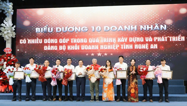 Nghệ An: Đảng ủy Khối Doanh nghiệp tôn vinh doanh nghiệp, doanh nhân tiêu biểu- Ảnh 3.