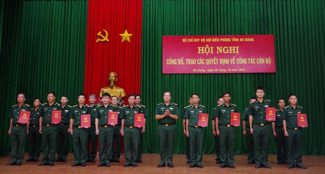 An Giang: BĐBP trao các Quyết định về công tác cán bộ- Ảnh 4.