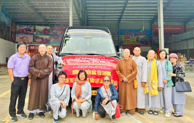 Đoàn cứu trợ chùa Linh Sơn và tu viện Long Hưng: Trao tặng 766 triệu đồng cho người dân bị bão lũ- Ảnh 1.