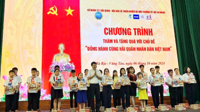 Hội Bảo vệ thiên nhiên và môi trường TP.HCM: Thăm và tặng quà Lữ đoàn 171 Hải quân- Ảnh 1.