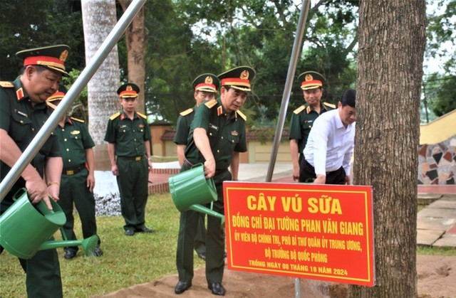 Đại tướng Phan Văn Giang thăm và làm việc tại Sư đoàn 324, Quân khu 4- Ảnh 2.