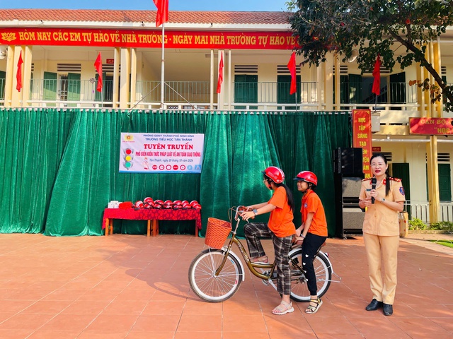 Công an TP Ninh Bình: Tuyên truyền pháp luật về trật tự, an toàn giao thông tại trường Tiểu học Tân Thành- Ảnh 3.