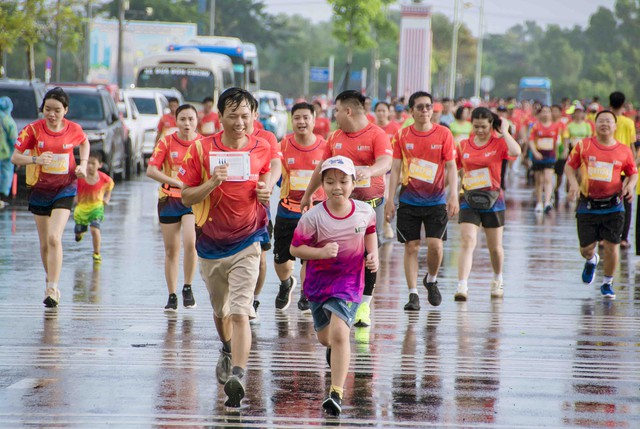 Những khoảnh khắc ấn tượng tại Giải Marathon - Cà Mau 2024- Ảnh 2.