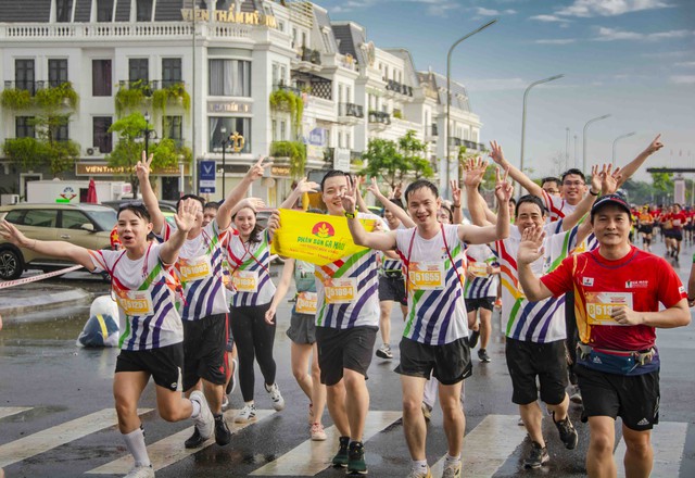 Những khoảnh khắc ấn tượng tại Giải Marathon - Cà Mau 2024- Ảnh 3.