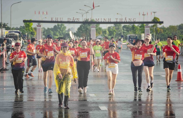 Những khoảnh khắc ấn tượng tại Giải Marathon - Cà Mau 2024- Ảnh 6.