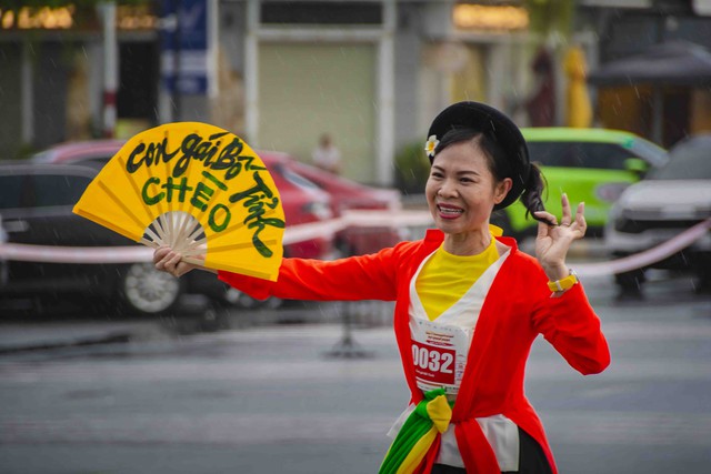 Những khoảnh khắc ấn tượng tại Giải Marathon - Cà Mau 2024- Ảnh 7.