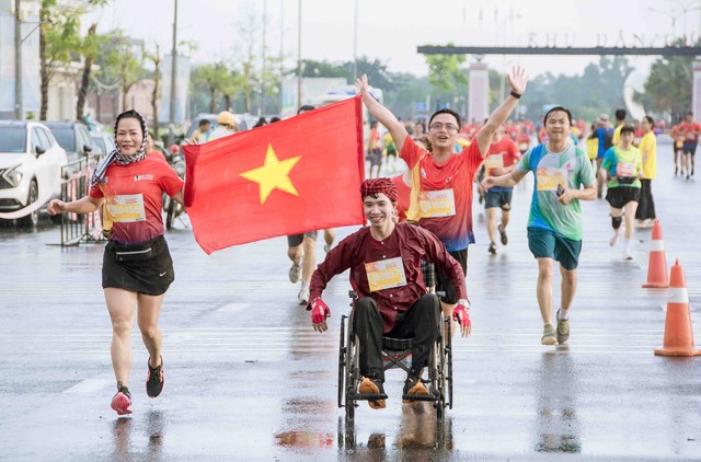 Những khoảnh khắc ấn tượng tại Giải Marathon - Cà Mau 2024- Ảnh 8.