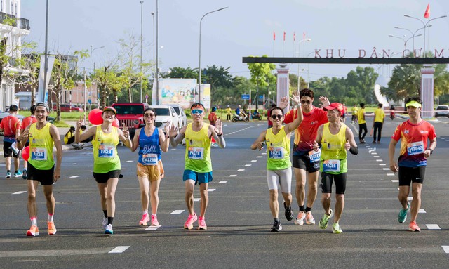 Những khoảnh khắc ấn tượng tại Giải Marathon - Cà Mau 2024- Ảnh 9.