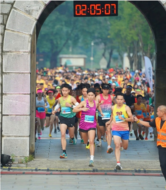 Ninh Bình: Công an huyện Hoa Lư đảm bảo ANTT, ATGT Giải chạy Tràng An Marathon 2024- Ảnh 1.