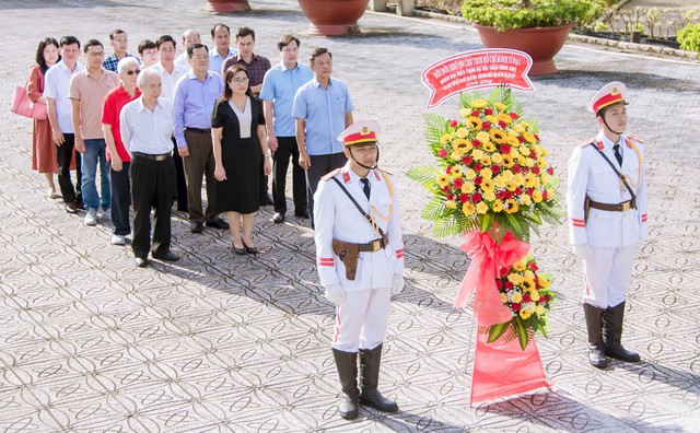 Lãnh đạo Ban Tuyên giáo Trung ương thăm Khu di tích Bia tưởng niệm Bác Hồ với cây vú sữa miền Nam- Ảnh 1.