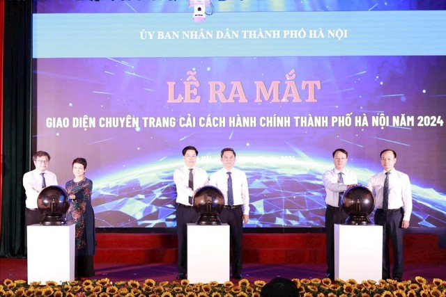 Các đại biểu đã bấm nút ra mắt giao diện chuyên trang CCHC thành phố Hà Nội. Ảnh: Hanoimoi