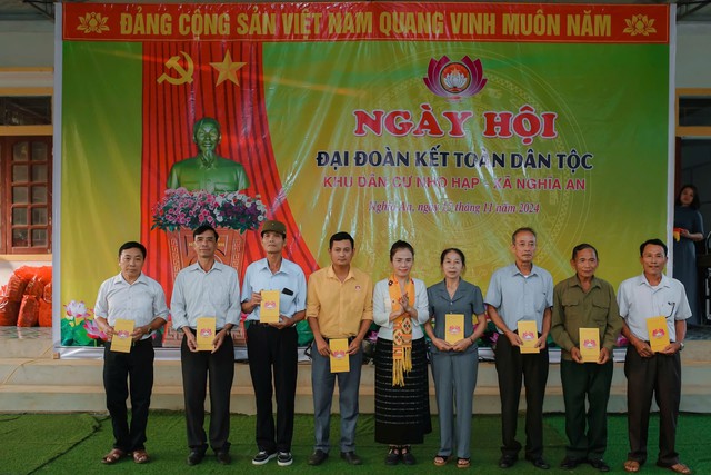 Nghệ An: Chủ tịch Ủy ban MTTQ tỉnh dự Ngày hội Đại đoàn kết tại huyện Nghĩa Đàn.- Ảnh 4.