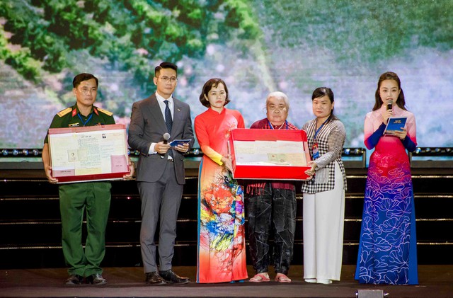 Cà Mau: Tổng Bí thư Tô Lâm dự chương trình kỷ niệm 70 năm sự kiện tập kết ra Bắc- Ảnh 4.