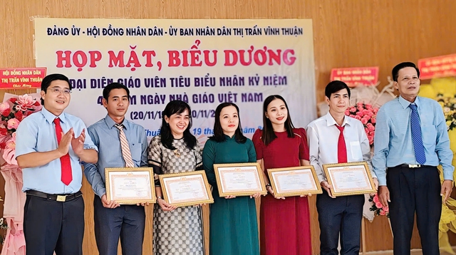 Kiên Giang: Thị trấn Vĩnh Thuận họp mặt nhân kỷ niệm 42 năm Ngày Nhà giáo Việt Nam 20/11- Ảnh 1.