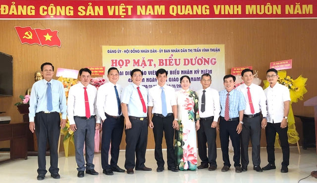 Kiên Giang: Thị trấn Vĩnh Thuận họp mặt nhân kỷ niệm 42 năm Ngày Nhà giáo Việt Nam 20/11- Ảnh 2.