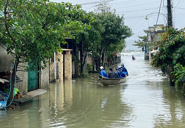 Thừa Thiên Huế: Đảm bảo an toàn khi di chuyển trên sông, hồ và vùng ngập nước - Ảnh 1.