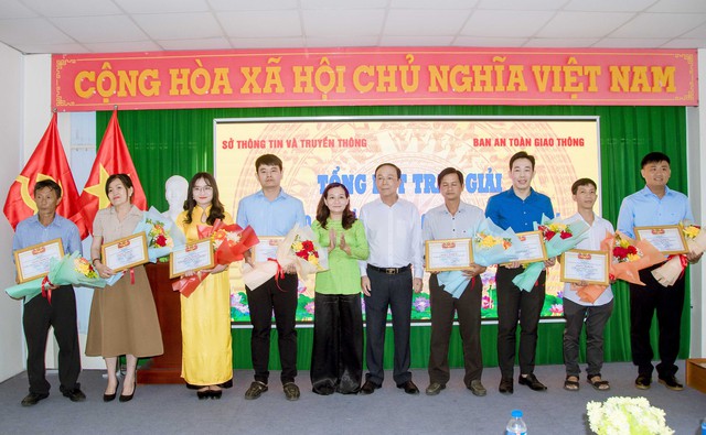 Hậu Giang: Tổng kết, trao giải “Giải báo chí tuyên truyền về ATGT” năm 2024- Ảnh 1.