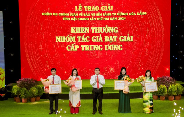 Ông Trần Văn Huyến, Phó Bí thư Thường trực Tỉnh ủy, Chủ tịch HĐND tỉnh Hậu Giang, Trưởng ban Chỉ đạo 35 tỉnh trao Bằng khen của Ban Thường vụ Tỉnh ủy cho tập thể và nhóm tác giả.