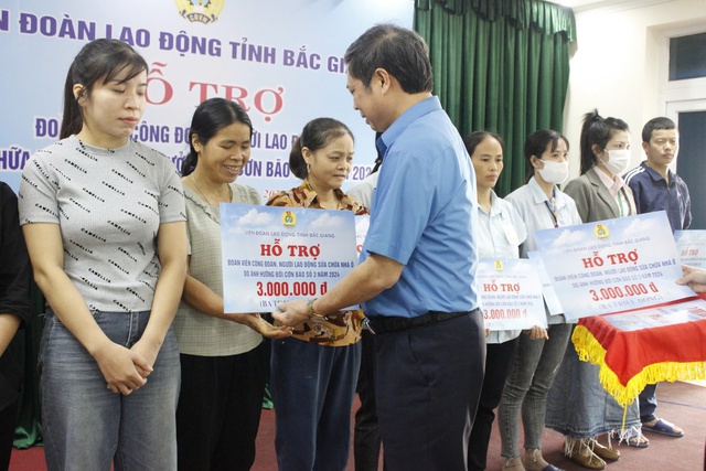 Bắc Giang: Công đoàn Các KCN trao kinh phí hỗ trợ đoàn viên, người lao động sửa chữa nhà ở- Ảnh 2.