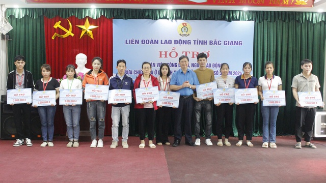 Bắc Giang: Công đoàn Các KCN trao kinh phí hỗ trợ đoàn viên, người lao động sửa chữa nhà ở- Ảnh 3.