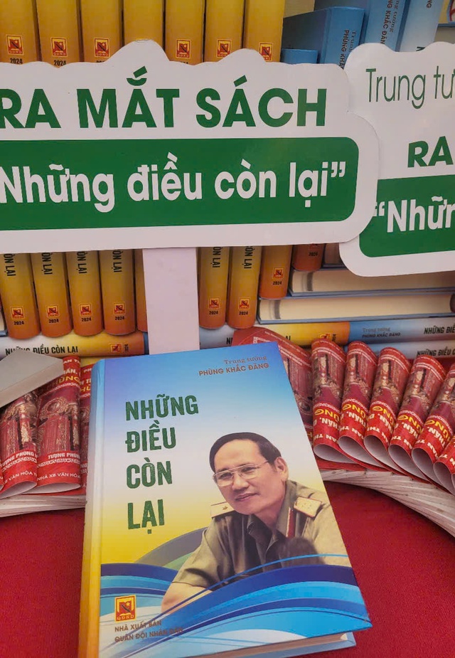 Ra mắt cuốn sách “Những điều còn lại” của Trung tướng Phùng Khắc Đăng- Ảnh 2.