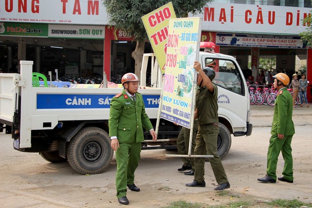 Nghệ An: Giải toả vi phạm hành lang an toàn giao thông chỉnh trang đô thị đón Tết Ất Tỵ- Ảnh 1.