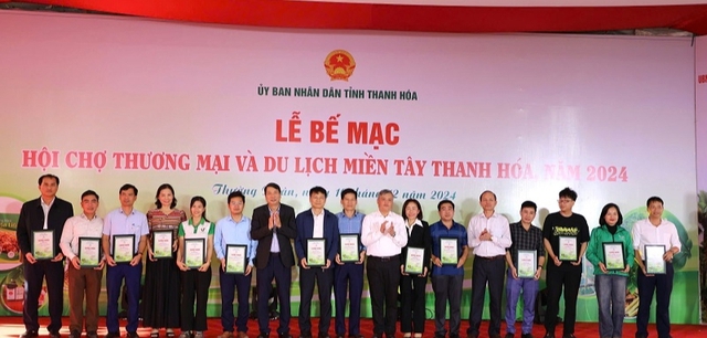 Hội chợ Thương mại và Du lịch miền Tây Thanh Hoá năm 2024 doanh thu đạt hơn 7 tỷ đồng- Ảnh 2.