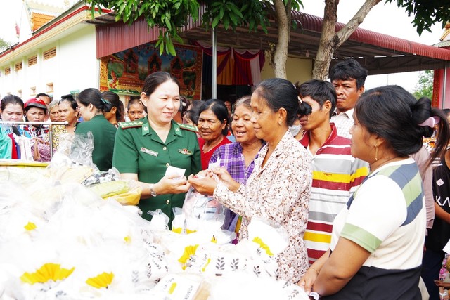 An Giang: Tuyên truyền về Quân đội Nhân dân Việt Nam cho bà con nghèo ở biên giới- Ảnh 2.