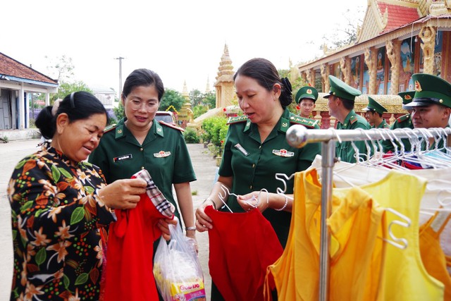 An Giang: Tuyên truyền về Quân đội Nhân dân Việt Nam cho bà con nghèo ở biên giới- Ảnh 3.