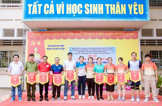 Kiên Giang: Vĩnh Thuận tổ chức giao lưu bóng chuyền hơi nam, nữ chào mừng Đại hội Đảng bộ các cấp- Ảnh 1.