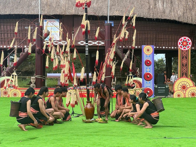 Tu Mơ Rông: Khen thưởng các nghệ nhân đạt thành tích cao tại tuần lễ văn hóa- Ảnh 1.