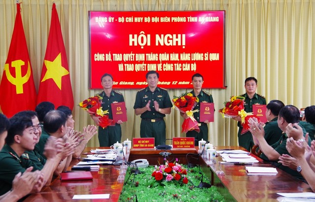 BĐBP tỉnh An Giang: Trao các quyết định về công tác cán bộ, thăng quân hàm, nâng lương sĩ quan- Ảnh 4.